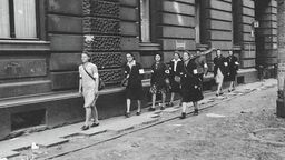 Kobiety w AK pełniły nie tylko funkcje sanitariuszek czy łączniczek, ale także strzelały, podkładały miny czy wykonywały wyroki śmierci. Na zdjęciu: patrol sanitarny Wojskowej Służby Kobiet na ul. Moniuszki 9 w Warszawie