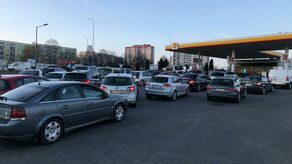 Kolejka samochodów przed stacją paliw w Zamościu