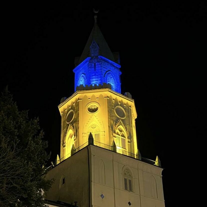 „Na znak solidarności Wieża Trynitarska świeci barwami Ukrainy, a archidiecezja modli się o pokój dla naszych sąsiadów” – napisał w niedzielę metropolita lubelski