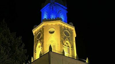 „Na znak solidarności Wieża Trynitarska świeci barwami Ukrainy, a archidiecezja modli się o pokój dla naszych sąsiadów” – napisał w niedzielę metropolita lubelski