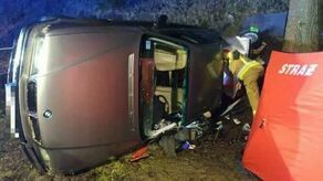 Tragiczny wypadek we wtorkową noc. Auto uderzyło w drzewo, a kierowca zginął