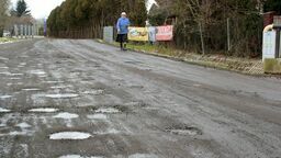 Ulica Sybiraków biegnie przez dwie gminy. Wiosną tego roku rozpocznie się przebudowa jej puławskiego odcinka. Ten kazimierski, prowadzący na parking przy stoku, pozostanie nieutwardzony