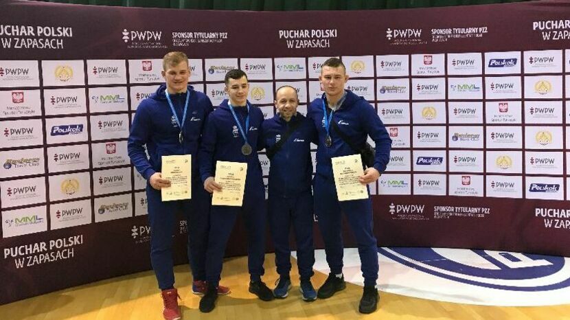 Zawodnicy Cementu-Gryfa Chełm zgodnie stanęli na drugim stopniu podium podczas Pucharu Polski w Radomiu<br />
<br />
