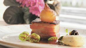 Boczek na widelcu. Tagliatelle z wędzonym boczkiem czy zupa serowa z boczkiem [przepisy]