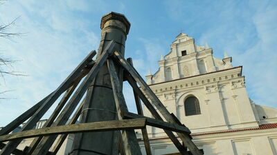 Przed kościołem na Kalinowszczyźnie stoi kolumna. Kiedyś wieńczyła ją figura Matki Boskiej 