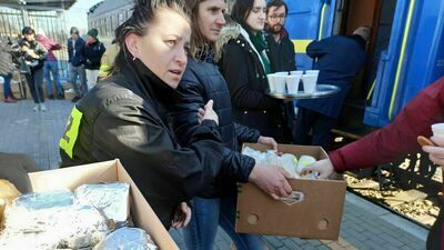 Na peronie w Dorohusku na uchodźców czeka ciepła herbata i coś na ząb, zanim ruszą w dalszą drogę