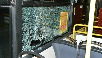 Pewnie myślał, że mu się upiekło. Butelką rozbił szybę w autobusie