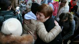 Córka płacze, syn rwie się do walki. Rozmawiamy z uchodźcami na dworcu PKP w Lublinie