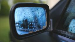 Doszło do otarcia pojazdów i urwania lusterka w skodzie