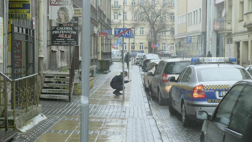 Znaki ustawione w tym miejscu zaskoczyły pieszego mieszkańca Lublina