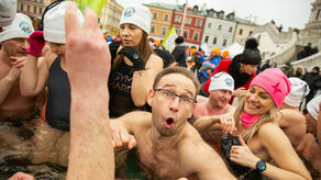 (Nie) chce mi się w Zamościu. Tak morsuje się na Rynku Wielkim