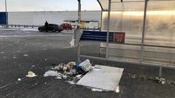 Bałagan na placu po markecie