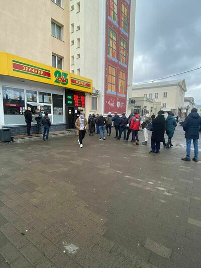 Kolejka do bankomatu w Łucku