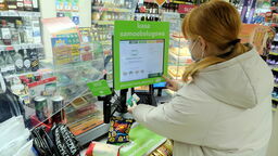 Zgodnie ze znowelizowanym prawem w niedzielę za kasą może stać tylko właściciel sklepu lub pomagający mu (za darmo) członek najbliższej rodziny. 