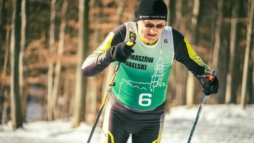 Ryszard Koprowski to jeden z najstarszych biegaczy narciarskich w województwie lubelskim. Mimo swoich 64 lat wciąż utrzymuje się w znakomitej formie – właśnie wywalczył srebrny medal Otwartych mistrzostw Tomaszowa Lubelskiego