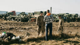 Na placu zajętym przez amerykańskie maszyny, hangary i namioty nie dało się zaobserwować żadnego nadzwyczajnego ruchu czy nerwowości. 