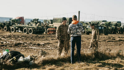 Na placu zajętym przez amerykańskie maszyny, hangary i namioty nie dało się zaobserwować żadnego nadzwyczajnego ruchu czy nerwowości. 