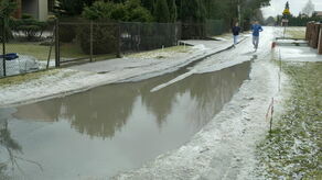 Od kilku lat kałuża straszy po większym deszczu. Pomagają strażacy, a czy pomoże wójt?