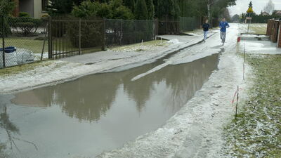Od kilku lat kałuża straszy po większym deszczu. Pomagają strażacy, a czy pomoże wójt?