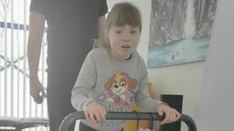 Choć wiąże się to z bólem, Wiktoria dzielnie ćwiczy i na bieżni, i stawiając pierwsze samodzielne kroki