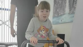 Choć wiąże się to z bólem, Wiktoria dzielnie ćwiczy i na bieżni, i stawiając pierwsze samodzielne kroki