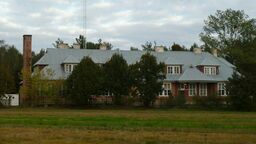 Budynek po byłej szkole w Dąbrowicy Dużej