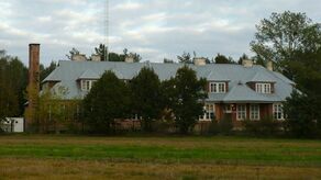 Budynek po byłej szkole w Dąbrowicy Dużej