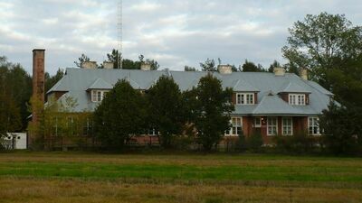 Budynek po byłej szkole w Dąbrowicy Dużej