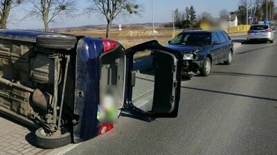 Wymusiła pierwszeństwo przejazdu. Opel przewrócił się na bok