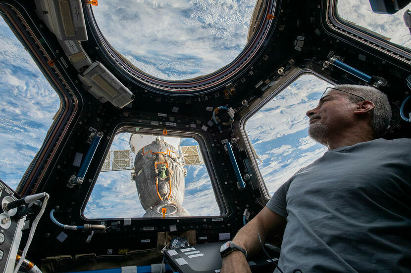 Mark Vande Hei, spogląda na Ziemię z okna Międzynarodowej Stacji Kosmicznej na świat. Hei przybył na stację 9 kwietnia 2021 roku, a odlot zaplanowano ma 30 marca 2022 roku