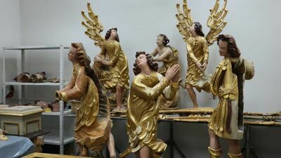 Tańczące anioły w nowych złotych sukienkach