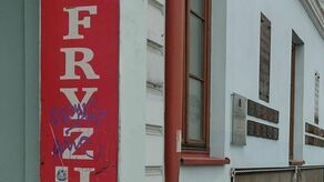 Szyld do niedawna jeszcze wisiał, tuż obok magistratu