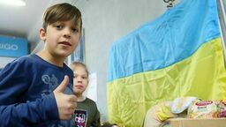 Lublin. Tu niedawno był sklep. Teraz śpią uchodźcy i robi się tu kanapki