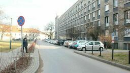 W dzień jest tu tłoczno ale wieczorami na parkingu przy placu Kaczyńskiego mają się popisywać kierowcy, których okoliczni mieszkańcy nazywają pseudorajdowcami