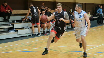 Michał Andrzejak (z prawej) to zawodnik, który zawsze wykazuje się na boisku niesamowitą ambicją

