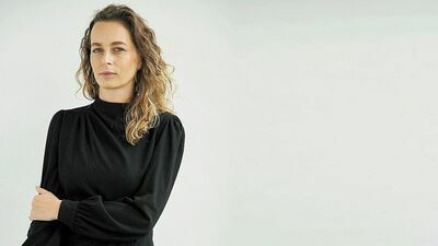 Marta Szarzyńska - urodziła się w Chełmie, wychowała w Strachosławiu. Jest absolwentką I Liceum Ogólnokształcącego im. Stefana Czarnieckiego w Chełmie, studiowała w Lublinie na Wydziale Filozofii i Socjologii UMCS, na wydziale Filosofia y Letras na Universidad de Granada w Hiszpanii oraz w Laboratorium Reportażu na Uniwersytecie Warszawskim. Ukończyła kurs „Development Kreatywny” w Szkole Wajdy. Lublin uważa za jedno z najważniejszych miast w swoim życiu. Razem z bratem Pawłem Szarzyńskim (członkiem kolektywu kilku.com) prowadzi dom produkcyjny KINHOUSE STUDIO.