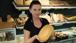 Ekspedientka Paulina z salonu piekarniczego w centrum Lublina z bochenkiem chleba regionalnego, który podrożał o 90 gr. Obecnie kosztuje 3,50 zł