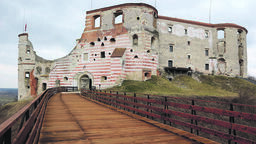 Na zamek w Janowcu już po nowej kładce