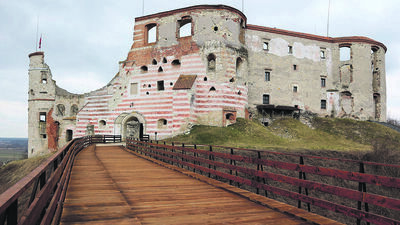 Na zamek w Janowcu już po nowej kładce