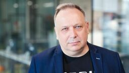 Dr hab. Paweł Nowak, prof. uczelni – pracownik Katedry Komunikacji Medialnej UMCS, kierownik Zakładu Lingwistyki i Psychologii Instytutu Ekspertyz Kryminalistycznych „Analityks” oraz przewodniczący Rady Naukowej tego Instytutu