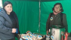 Lilia (po lewej) i wolontariuszka Anna w namiocie rozstawionym przy konsulacie Ukrainy w Lublinie