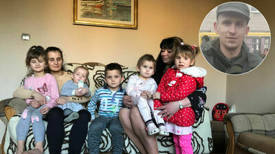 Zoryana codziennie odwiedza synową i wnuki. Cieszy się, że mają dom. Przyjąć ich u siebie byłoby jej trudno, bo z dwoma nastoletnimi synami zajmuje maleńkie, dwupokojowe mieszkanko. W kole zdjęcie Wołodii.