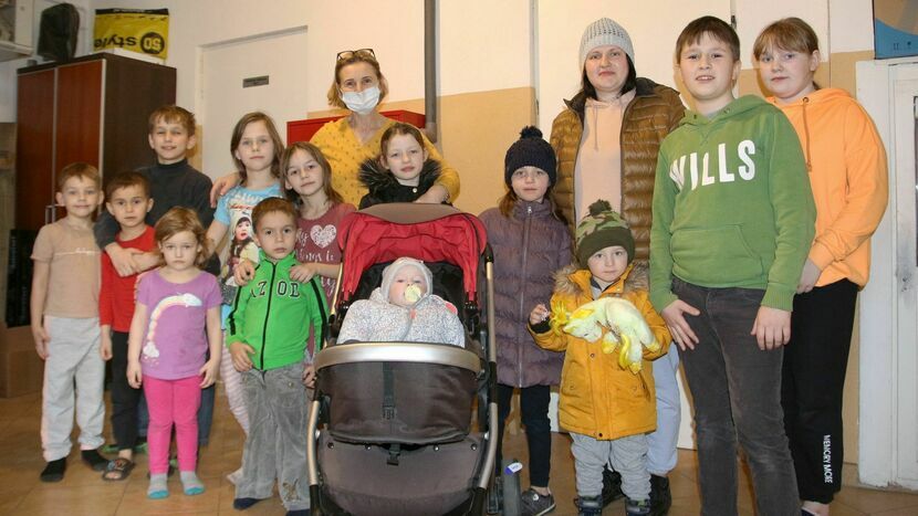 Do puławskiej bursy w ciągu ostatniej doby trafiło 35 uchodźców z Ukrainy, w tym 23 dzieci. Na zdjęciu z wychowawcą ośrodka, Liubov Tsolką (w żółtej kurtce) i panią Yaną (z prawej) z okolic Kijowa