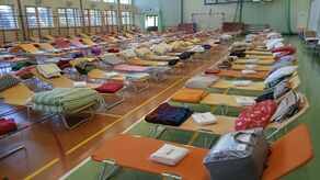 Punkt noclegowy w hali w Sitańcu pod Zamościem był gotowy w weekend, ale już jest decyzja o jego zamknięciu.