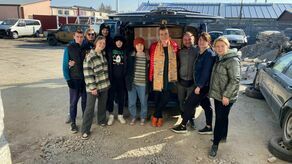 Kinga Popytak (na zdjęciu w środku, w czerwonej kurtce) na magazyn darów udostępniła pomieszczenia w swojej firmie. To stąd ruszyło już wiele transportu dla Ukraińców