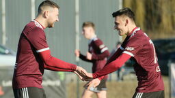 Piłkarze Sygnału Lublin świętują zdobycie jednej z bramek w sobotnim meczu