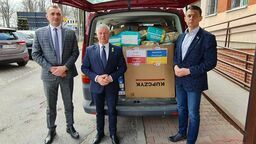 Władze powiatu kraśnickiego chwalą się 10. transportem wysłanym na Ukrainę (na zdjęciu w środku starosta Andrzej Rolla, po prawej przewodniczący rady powiatu Jacek Dubiel, po lewej Paweł Marek Kudrel).