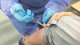 Medycy się nie szczepią. "Konsekwencji służbowych nie przewidujemy"