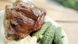 Żeby wrzucić golonkę na grill, trzeba wcześniej ją ugotować z włoszczyzną i przyprawami. Wzorcową golonkę z grilla serwuje Sławomir Wołoszyn z Grill Bar przy Witosa w Lublinie