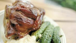 Żeby wrzucić golonkę na grill, trzeba wcześniej ją ugotować z włoszczyzną i przyprawami. Wzorcową golonkę z grilla serwuje Sławomir Wołoszyn z Grill Bar przy Witosa w Lublinie